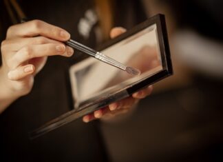 Jak kosmetyczka ściąga rzęsy? Jak kosmetyczka ściąga rzęsy?