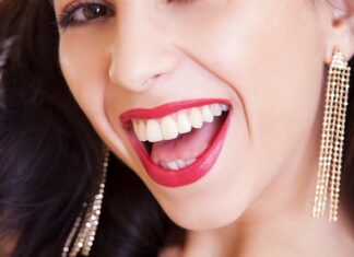 Czy można nakładać podkład na powieki?