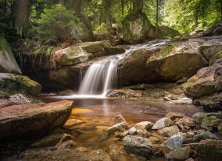 Jak usunąć żywicę z czarnego ubrania?